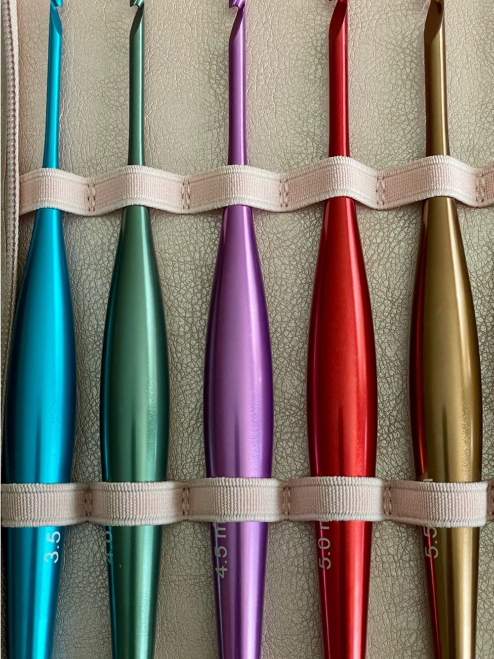 9 piece Colorful Crochet Hooks - Multicolor Ergonomic Handles (3.5mm-8mm) - Picture 3 of 4